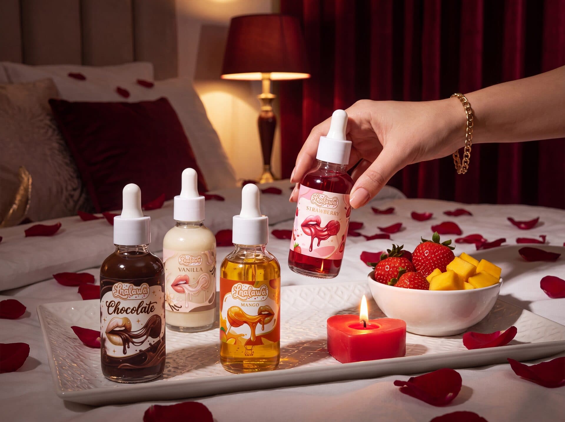 Ambiance tamisée dans une chambre : les quatre flacons Lhalawa, bougie et pétales de rose.